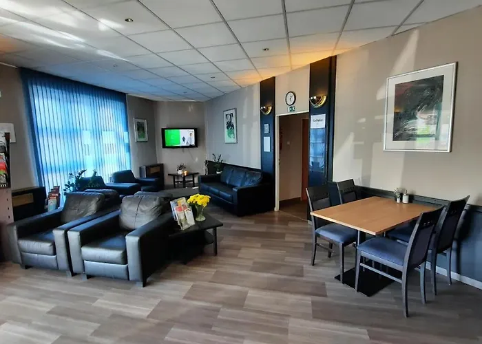 潘普鲁洪尼斯图利酒店 3*